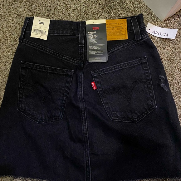 Levi’s Ribcage Short Skirt purchased from aritzia - Picture 4 of 6